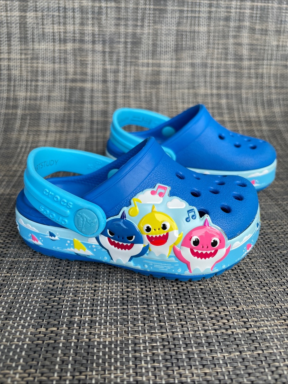 CROCS Baby Shark Pinkfong Band Clogs Slip On Shoes Unisex Infant Toddler Size 4 - Picture 1 of 9